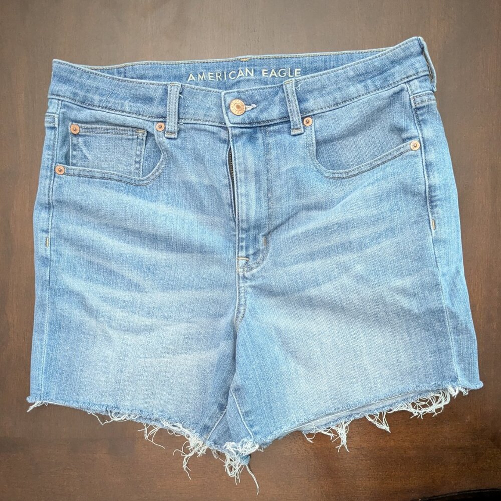 AMERICAN EAGLE Super Hi Rise Shortie Light Wash 12